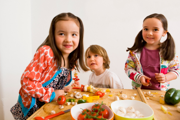 Zapojte děti do jednoduchých činností v kuchyni